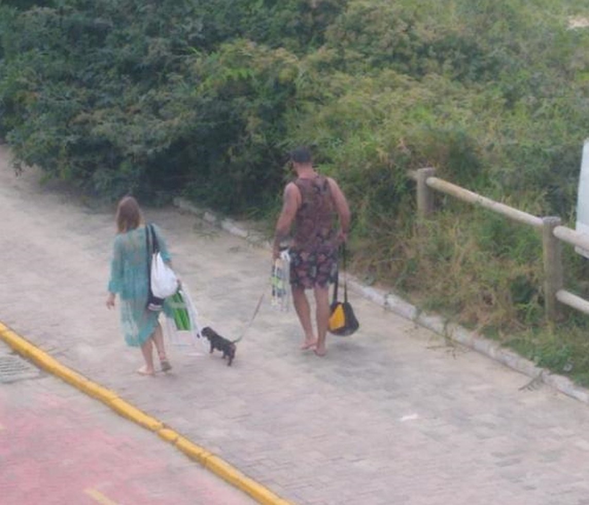 Casal Flagrado Fazendo Sexo Na Tarde Do Feriado Na Praia Brava