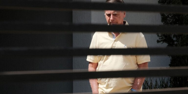 Bolsonaro presta depoimento à polícia sobre apreensão de arma bolsonaro-presta-depoimento-a-policia-sobre-apreensao-de-arma