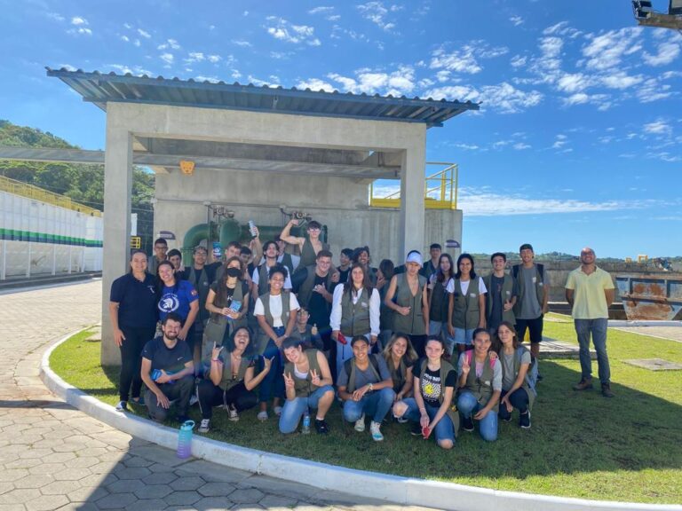 Ação educativa aproxima comunidade do saneamento por meio do programa Portas Abertas em Bombinhas