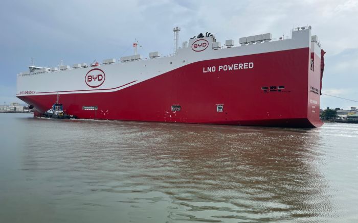 Gigante dos mares: navio da BYD traz mais de 7 mil veículos para SC