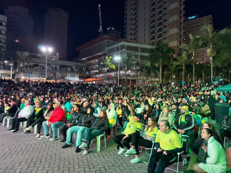 Praça da Paz celebra classificação do Brasil na Copa