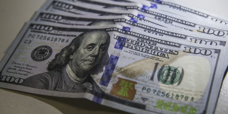Dólar cai ao menor nível em três semanas; bolsa sobe 1,22% dolar-cai-ao-menor-nivel-em-tres-semanas;-bolsa-sobe-1,22%