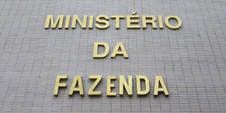 com-precatorios,-previsao-de-deficit-primario-soma-r$-52-bilhoes