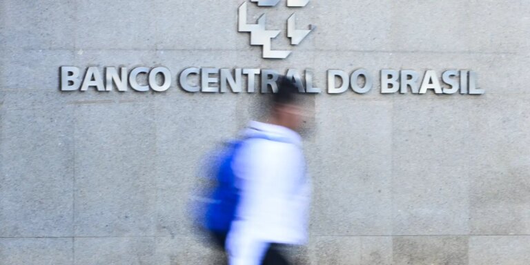 Juros das famílias seguem elevados e chegam a 64% ao ano, diz BC juros-das-familias-seguem-elevados-e-chegam-a-64%-ao-ano,-diz-bc