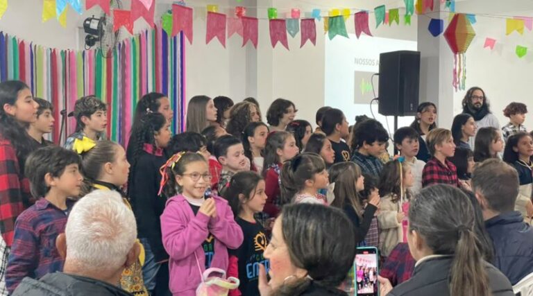 ARRAIÁ CULTURAL ENCANTA COMUNIDADE EM BOMBINHAS