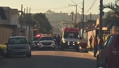 Homem armado com faca ataca mulher, ameaça moradores e é contido por trabalhadores em Itapema