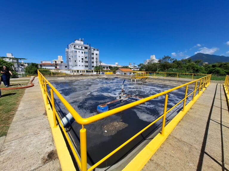 O que vai para a rede de esgoto faz diferença para toda a cidade Todos os dias, a rede de esgoto trabalha de forma silenciosa sob as ruas, transportando e encaminhando os efluentes domésticos para tratamento. Para que esse sistema funcione corretamente, é fundamental que cada morador faça sua parte: a rede foi projetada exclusivamente para receber esgoto doméstico e não resíduos sólidos, óleo de cozinha ou água da chuva. Materiais como lenços umedecidos, absorventes, fraldas descartáveis, cotonetes, fio dental, preservativos, papel-toalha e restos de alimentos não devem ser descartados no vaso sanitário ou nos ralos. Da mesma forma, gordura e óleo de cozinha podem se acumular nas tubulações e provocar obstruções. O descarte inadequado desses materiais aumenta o risco de entupimentos, extravasamentos e transtornos para moradores e para a operação do sistema. A Águas de Bombinhas alerta ainda que a rede coletora não foi dimensionada para receber água da chuva proveniente de calhas, ralos externos ou áreas descobertas. Ligações irregulares podem sobrecarregar a infraestrutura e comprometer a eficiência do tratamento do esgoto. O uso correto da rede contribui para a preservação do meio ambiente, a qualidade dos serviços e o bem-estar de toda a comunidade.