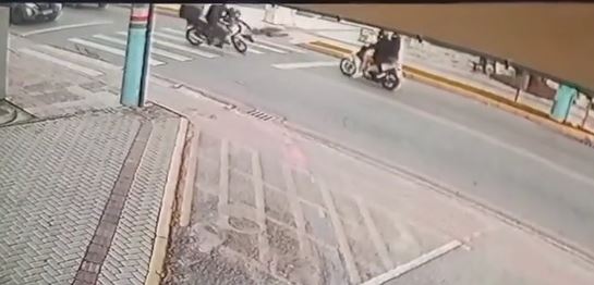 FLAGRANTE DE ACIDENTE NO VILA NOVA ENVOLVENDO MOTO E CICLISTA