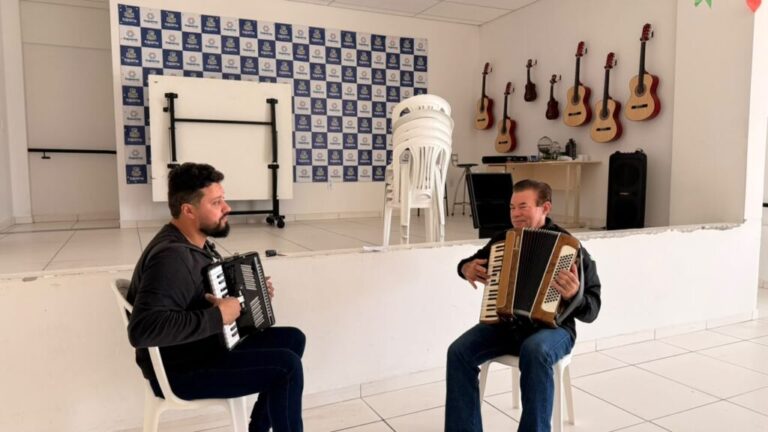 Aulas gratuitas de acordeon têm vagas abertas para idosos em Itapema