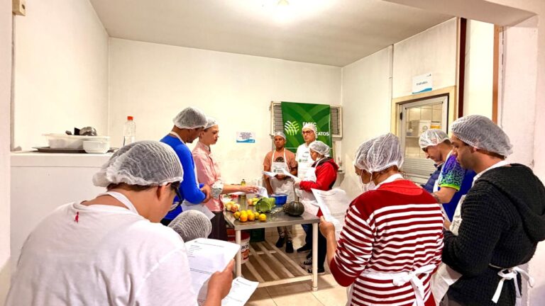 Filhos da Comunidade Bethânia participam de curso sobre aproveitamento integral dos alimentos