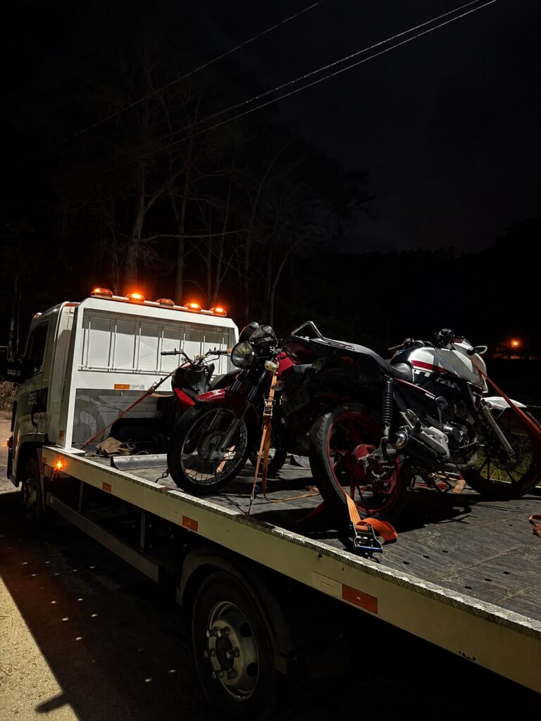 MOTOCICLISTA É AUTUADO APÓS REALIZAR MANOBRAS PERIGOSAS EM CAMBORIÚ