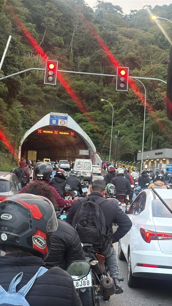 ACIDENTE ENTRE CAMINHÕES DEIXA TÚNEL DO MORRO DO BOI BLOQUEADO