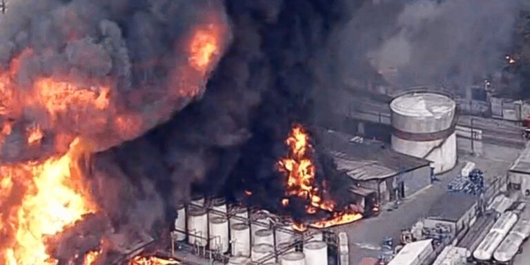 bombeiros-combatem-incendio-de-grandes-proporcoes-em-itaquaquecetuba