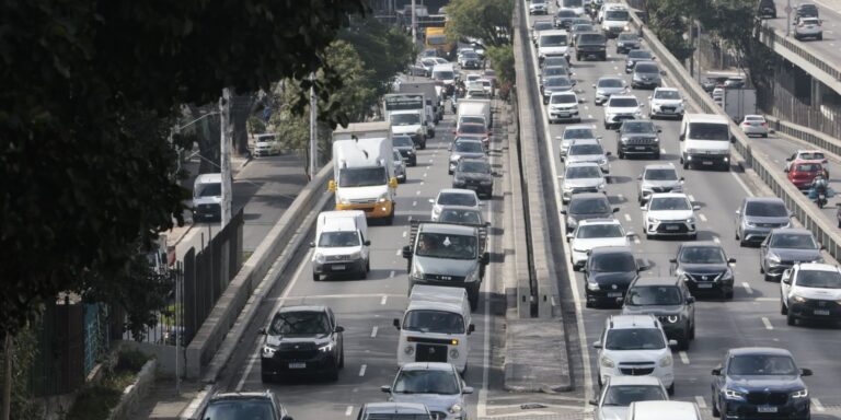 Paralisação de trens causa congestionamento nas ruas de SP paralisacao-de-trens-causa-congestionamento-nas-ruas-de-sp