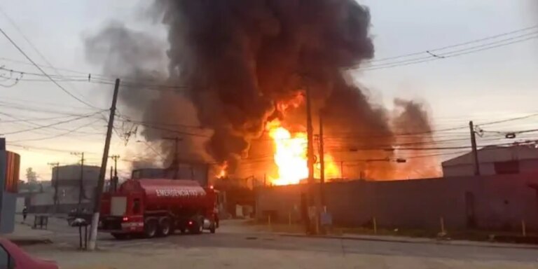 Prefeitura interdita entorno de fábrica atingida por incêndio em SP prefeitura-interdita-entorno-de-fabrica-atingida-por-incendio-em-sp