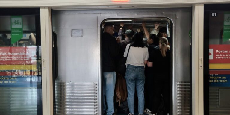 Usuários de trens mudam rotina por causa de greve da CPTM usuarios-de-trens-mudam-rotina-por-causa-de-greve-da-cptm