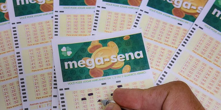 Mega-Sena sorteia prêmio acumulado de R$ 165 milhões neste domingo mega-sena-sorteia-premio-acumulado-de-r$-165-milhoes-neste-domingo