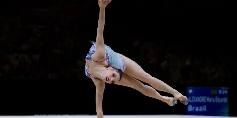 babi-e-maria-eduarda-brilham-em-1o-dia-do-mundial-de-ginastica-ritmica