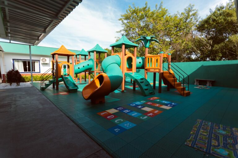 camboriu-amplia-espacos-da-educacao-infantil-com-novos-parquinhos,-areas-verdes-e-materiais