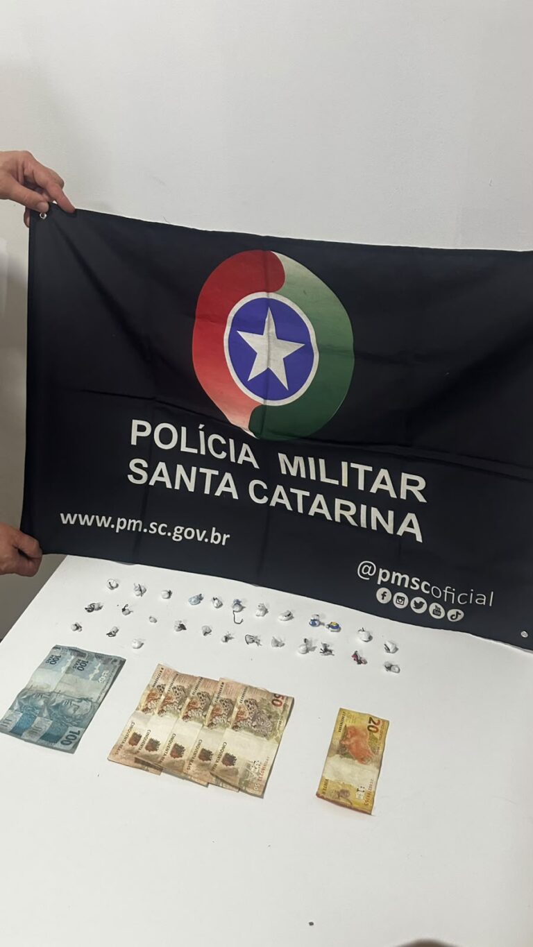 PM prende homem por tráfico de drogas e apreende crack e dinheiro em Tijucas pm-prende-homem-por-trafico-de-drogas-e-apreende-crack-e-dinheiro-em-tijucas