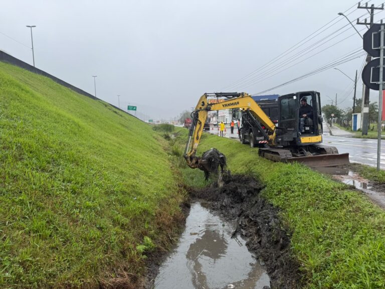 Limpeza de valas na Marginal Oeste retira mais de 100 m³ de sedimentos em Balneário Camboriú limpeza-de-valas-na-marginal-oeste-retira-mais-de-100-m³-de-sedimentos-em-balneario-camboriu