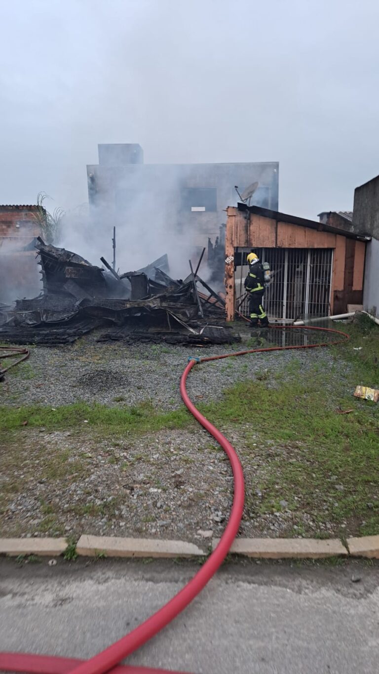 incendio-destroi-residencia-de-madeira-no-bairro-morretes,-em-itapema