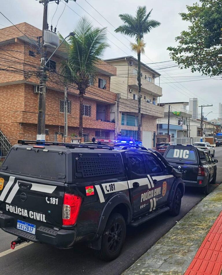 policia-civil-cumpre-mandados-contra-homem-investigado-por-se-passar-por-policial-em-balneario-camboriu