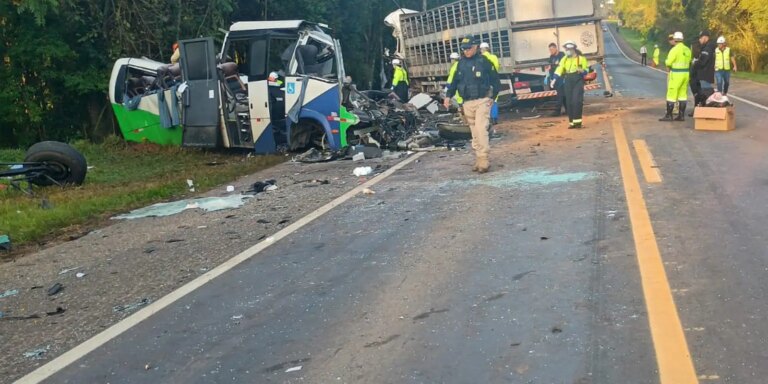 Corpos das vítimas de acidente no Paraná são retirados da pista corpos-das-vitimas-de-acidente-no-parana-sao-retirados-da-pista