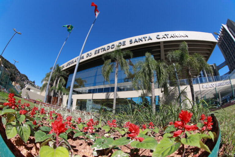 santa-catarina-sanciona-12-novas-leis-com-mudancas-em-cultura,-habitacao-e-distribuicao-de-impostos
