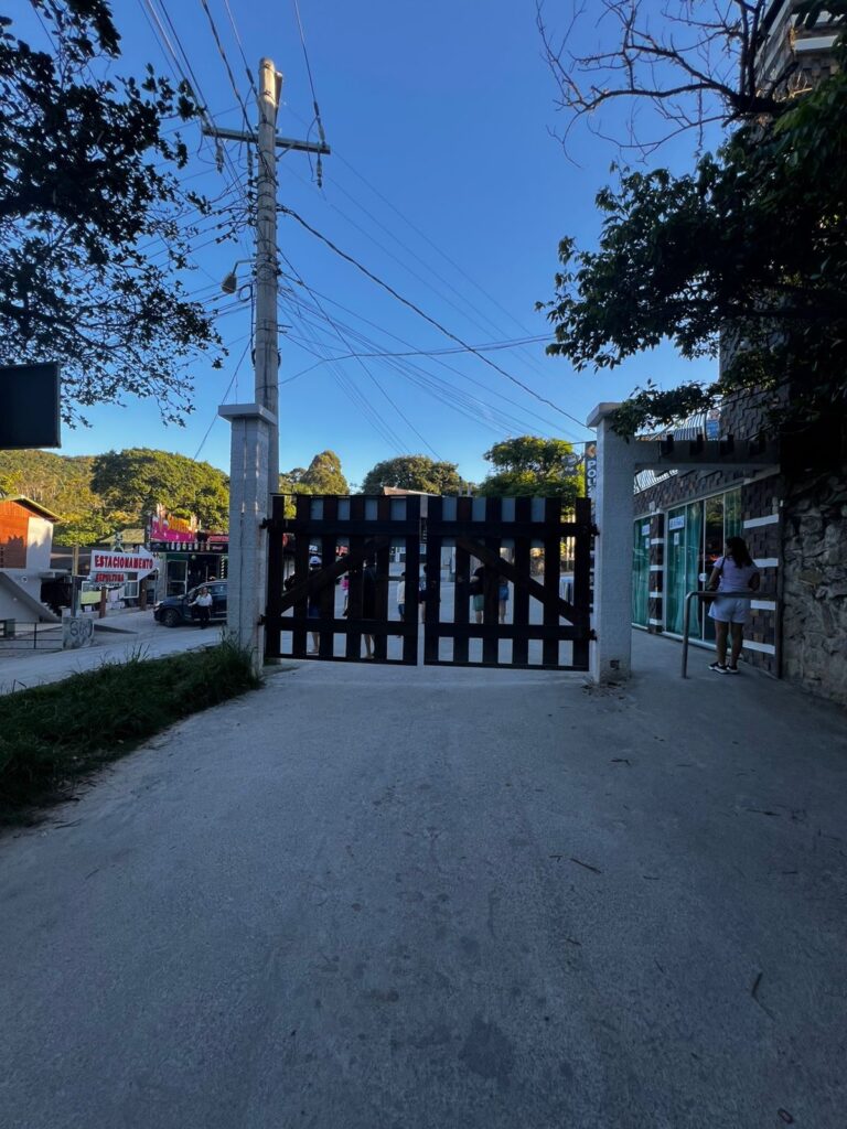 justica-determina-retirada-de-portao-que-restringe-acesso-a-praia-da-sepultura,-em-bombinhas