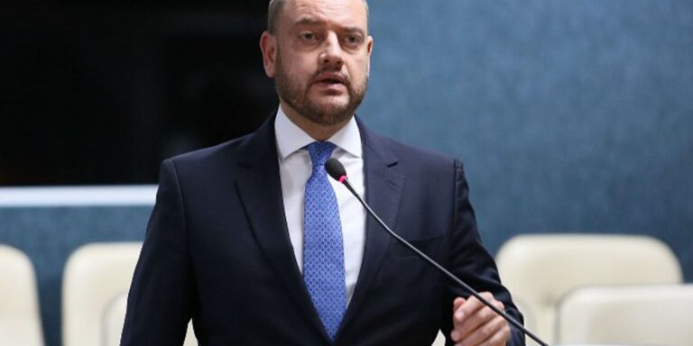 Rio exonera 6,1 mil comissionados e prevê economia de R$ 221 milhões rio-exonera-6,1-mil-comissionados-e-preve-economia-de-r$-221-milhoes