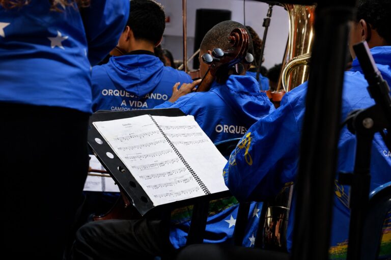 orquestra-leva-musica-e-intercambio-cultural-a-estudantes-de-porto-belo