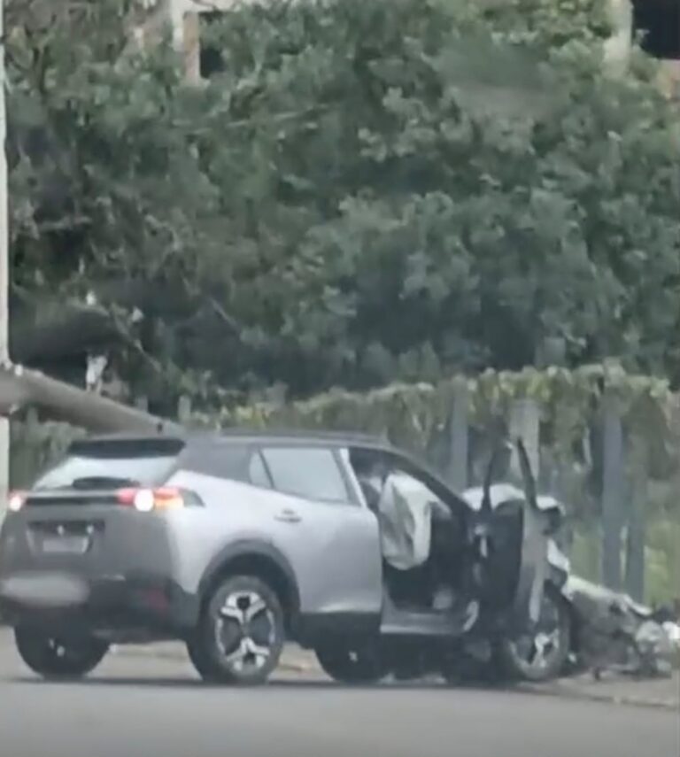 HOMEM É CONDUZIDO À DELEGACIA APÓS PERSEGUIR MULHER E COLIDIR VEÍCULO CONTRA POSTE EM ITAPEMA