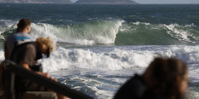 rio-tera-dia-de-chuva,-com-temperatura-em-declinio-e-mar-de-ressaca