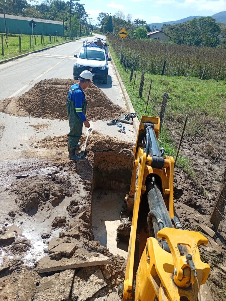 Vazamento interrompe abastecimento de água no Sertão de Santa Luzia, em Porto Belo vazamento-interrompe-abastecimento-de-agua-no-sertao-de-santa-luzia,-em-porto-belo