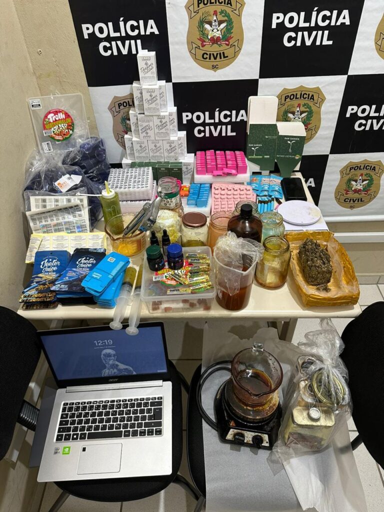 policia-civil-encontra-estrutura-usada-para-preparar-drogas-durante-operacao-em-joinville