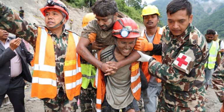 Equipes de resgate do Nepal buscam 900 trabalhadores de hidrelétricas equipes-de-resgate-do-nepal-buscam-900-trabalhadores-de-hidreletricas
