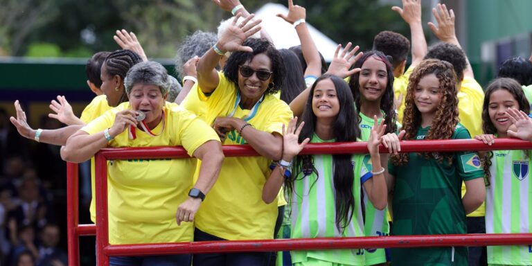 Desfile de 7 de Setembro homenageia pioneiras do futebol feminino desfile-de-7-de-setembro-homenageia-pioneiras-do-futebol-feminino