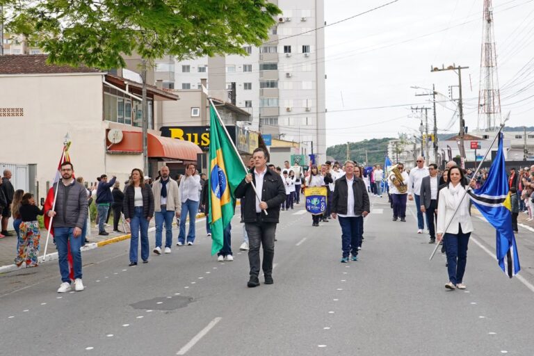 desfile-de-7-de-setembro-reune-cerca-de-2-mil-pessoas-em-balneario-picarras