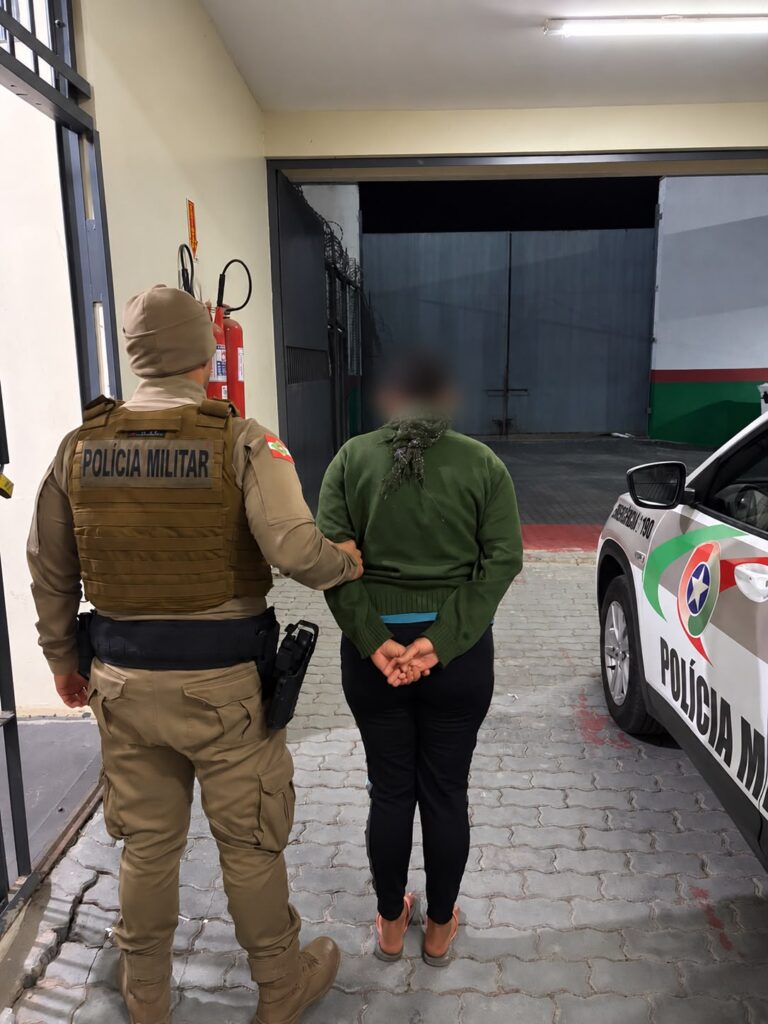 Mulher condenada por furto é presa pela PM em Balneário Camboriú mulher-condenada-por-furto-e-presa-pela-pm-em-balneario-camboriu