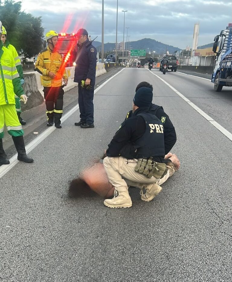 Homem em surto é resgatado após ficar sobre mureta da BR-101 em Balneário Camboriú homem-em-surto-e-resgatado-apos-ficar-sobre-mureta-da-br-101-em-balneario-camboriu