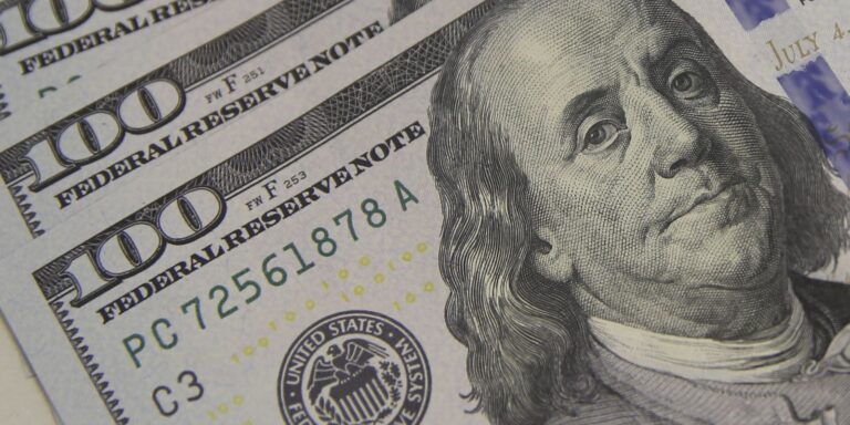 Dólar cai a R$ 5,08 e atinge menor valor em um mês dolar-cai-a-r$-5,08-e-atinge-menor-valor-em-um-mes