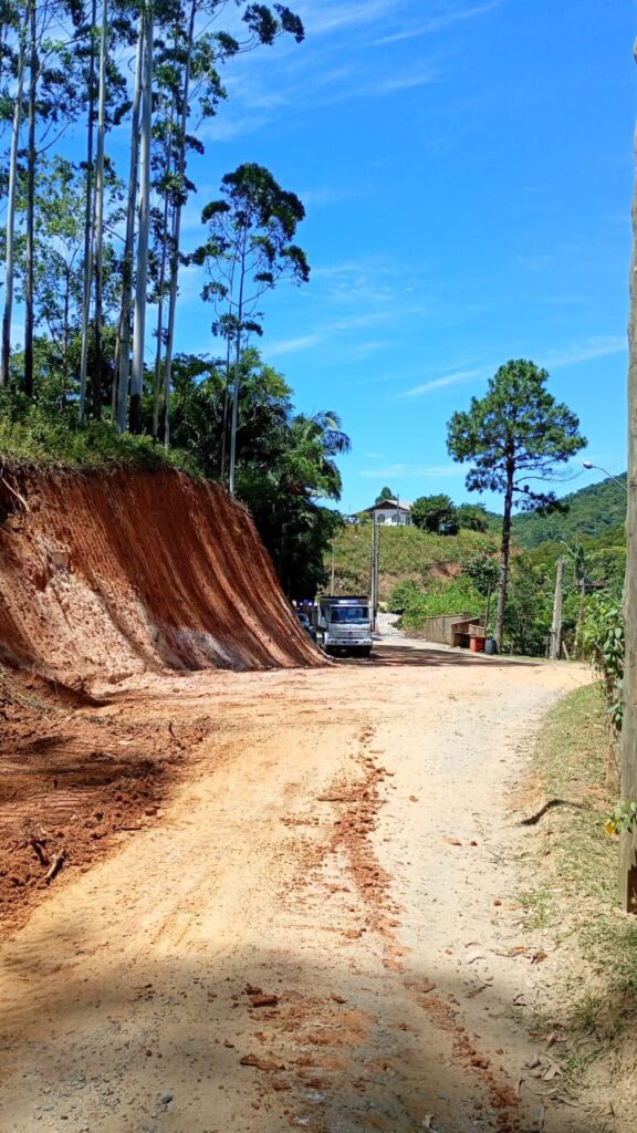 estrada-do-alto-areal-ganha-alargamento-e-reforco-contra-erosoes-em-itapema