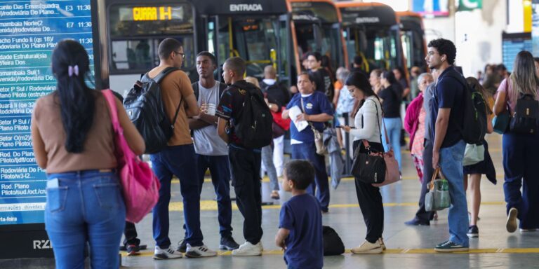 setor-de-servicos-fica-estavel-em-julho-e-sobe-2,4%-em-12-meses