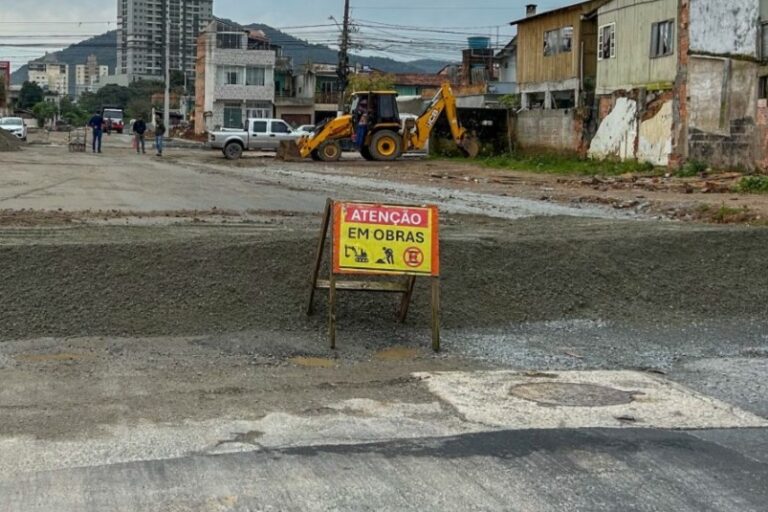 avenida-prefeito-meirinho-e-fechada-para-transito-durante-obras-em-balneario-camboriu