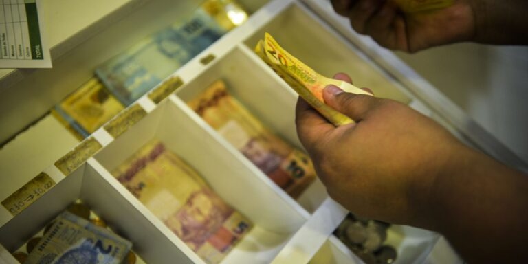 inpc-tem-variacao-negativa-em-agosto-e-soma-3,98%-em-12-meses