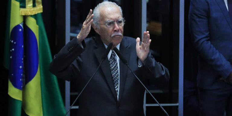 Ex-presidente José Sarney é internado com quadro de pneumonia ex-presidente-jose-sarney-e-internado-com-quadro-de-pneumonia