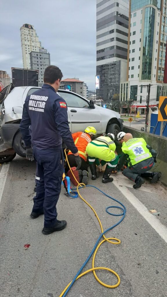 motociclista-fica-prensado-contra-mureta-apos-sequencia-de-colisoes-na-br-101-em-itapema