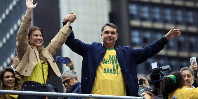 flavio-bolsonaro-propoe-enxugar-estado-e-endurecer-acoes-de-seguranca