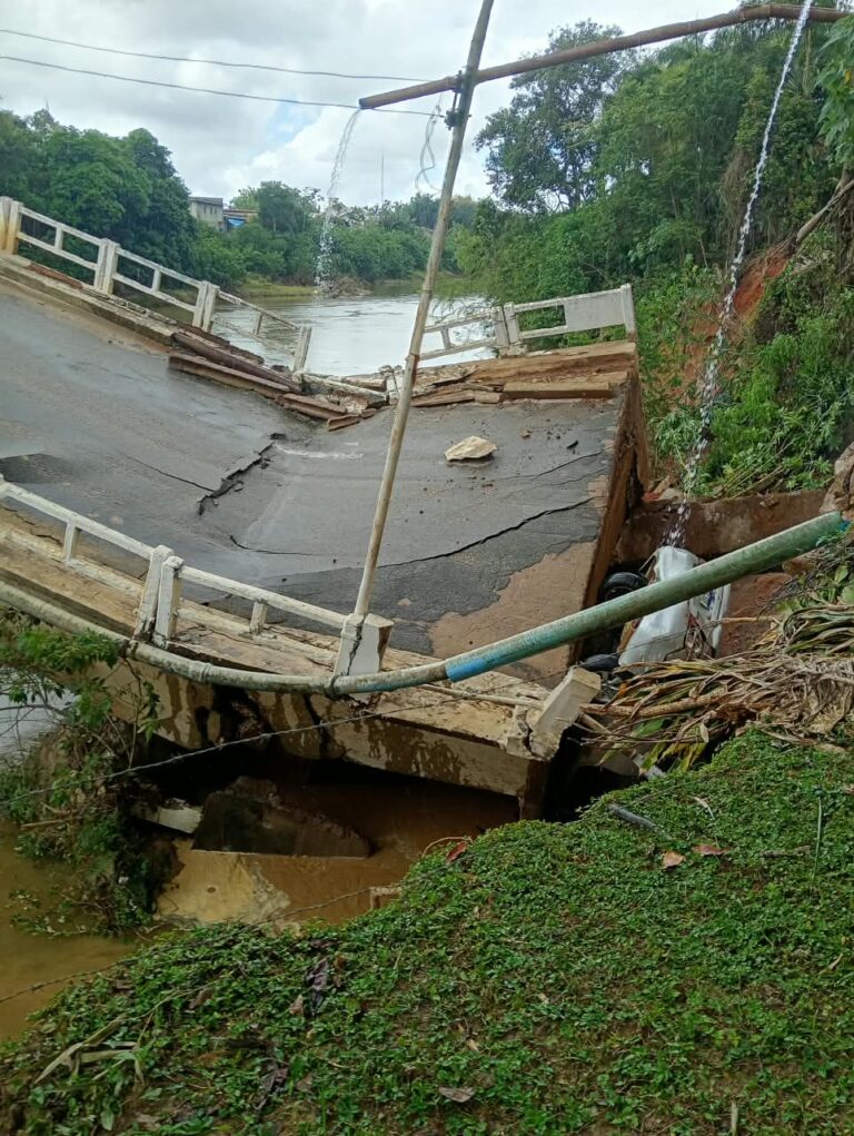 carro-cai-apos-ponte-desabar-em-canelinha;-casal-e-levado-ao-hospital